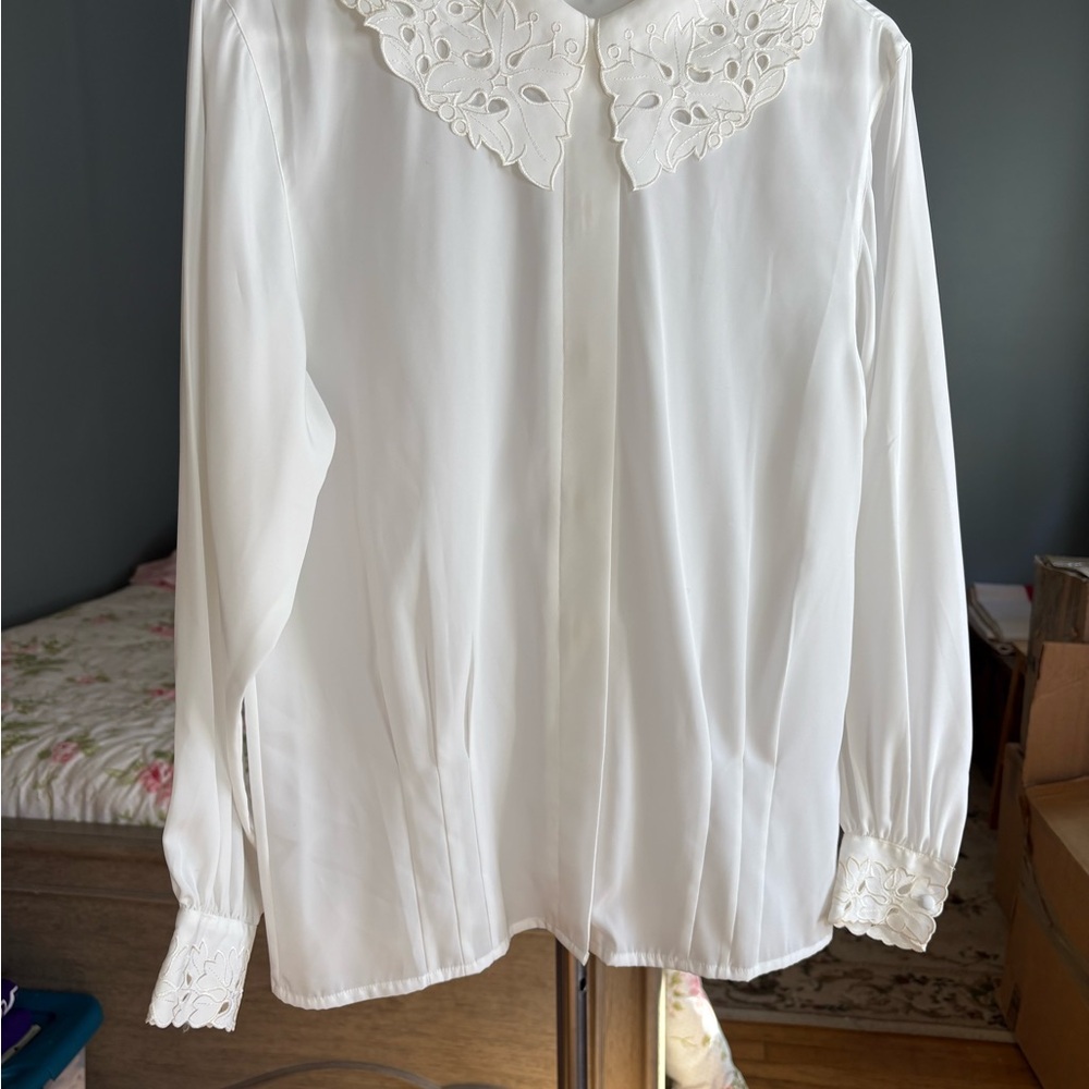Unique leaf-design lace collar blouse